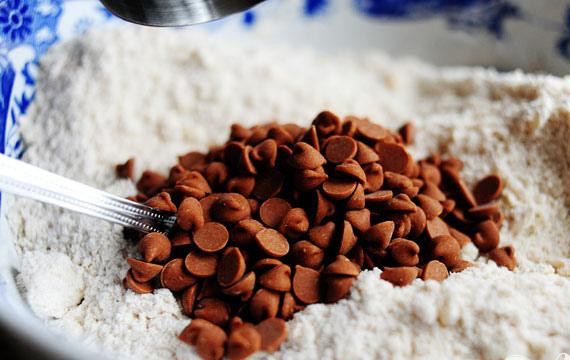 1. Этап. Коричное печенье: 3. Добавить коричные чипсы и перемешать. Добавить сливки, яйцо и ванильный экстракт.