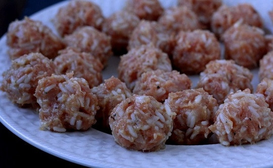 1. Этап. Ежики из куриного фарша с рисом: 2. Из получившегося фарша сформируйте небольшие 