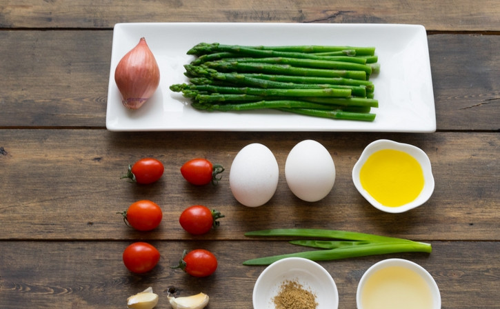 1. Этап. Теплый салат со спаржей: Подготовьте необходимые ингредиенты.