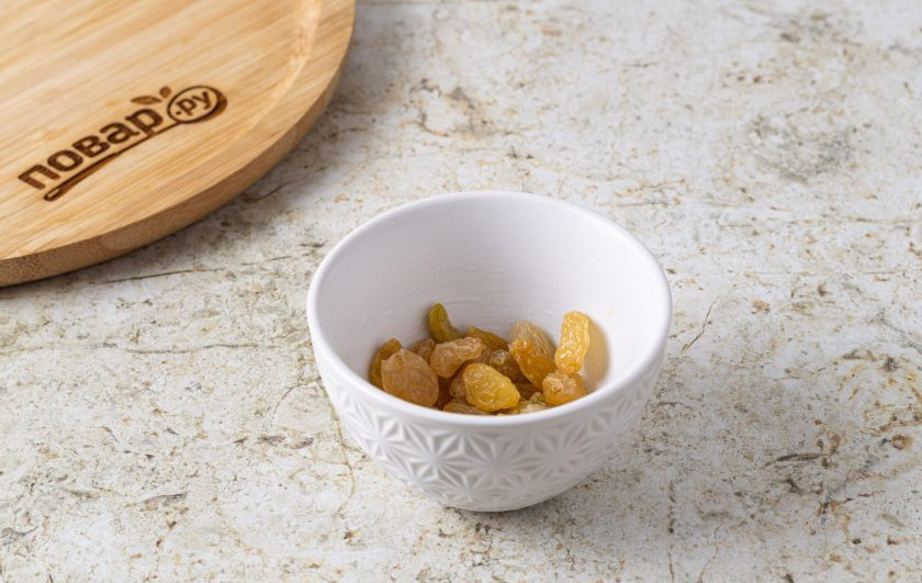 1. Этап. Рис с миндалем и изюмом: Изюм промойте в теплой воде и обсушите с помощью бумажных полотенец.