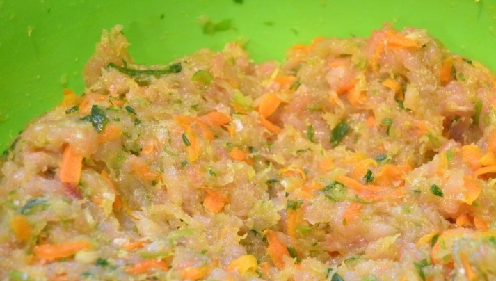 1. Этап. Маффины из индейки с укропом: Сделайте фарш. Пропустите через мясорубку индейку вместе с луком, морковью и чесноком. Массу перемешайте с солью и перцем.