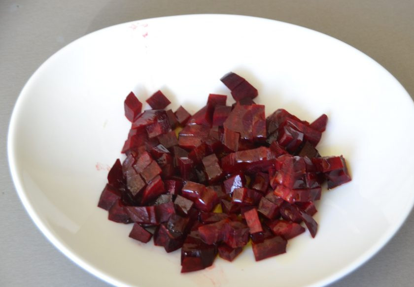 1. Этап. Винегрет со шпротами: Порежьте кубиком свеклу и добавьте одну столовую ложку растительного масла. Это позволит 