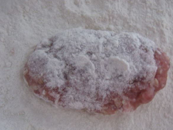 1. Этап. Котлеты из баранины в духовке: Обваляйте их в муке.