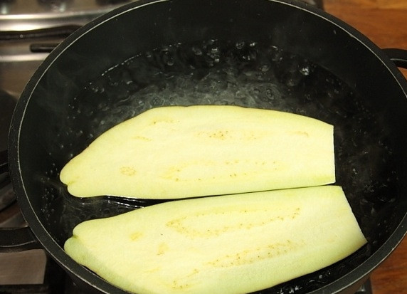 1. Этап. Вареные баклажаны: Баклажаны разрежьте пополам, положите в кипящую подсоленную воду и варите 15 минут.