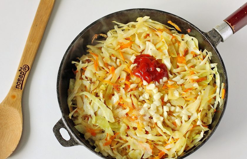 1. Этап. Тушеная капуста с перловкой: Как только капуста пустит сок и станет мягкой, добавьте томатную пасту, измельченный чеснок, сахар и соль по вкусу.