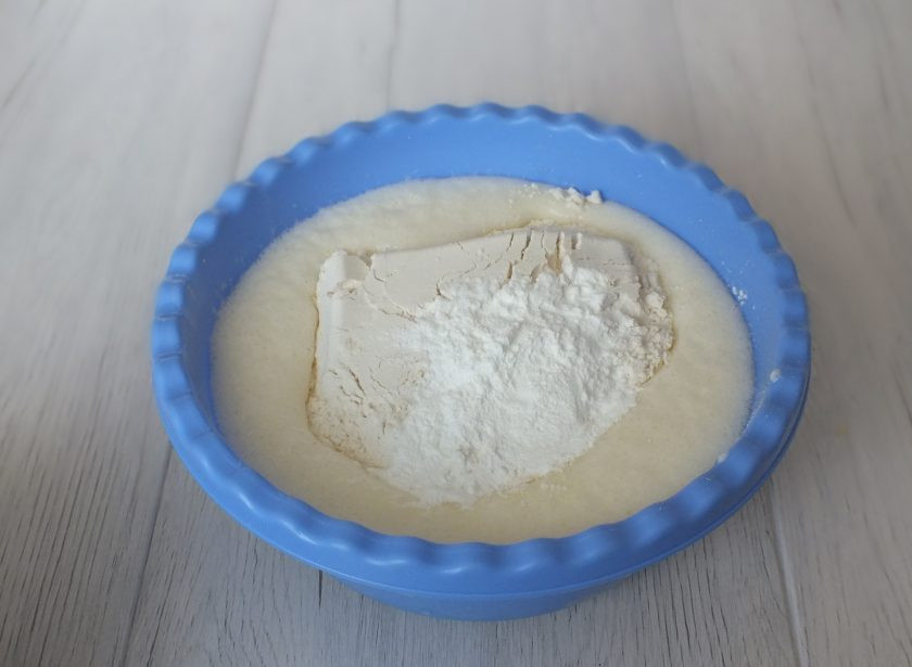 1. Этап. Яблочный пирог с пудингом: Добавьте муку с разрыхлителем. Размешайте до однородного состояния.