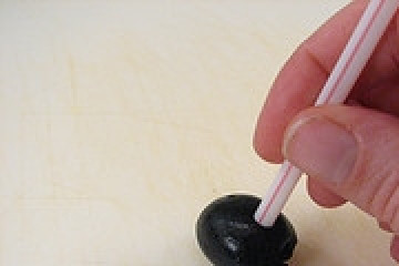 1. Этап. Салат Капрезе на Хэллоуин: 3. Маслины проколите той же соломкой и сохраните 