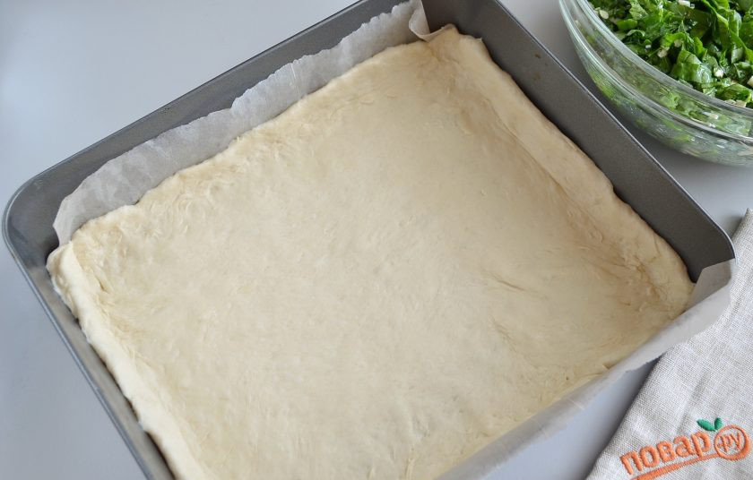 1. Этап. Пирог со шпинатом и укропом: Форму застелите пергаментом, смажьте его маслом растительным. Включите духовку на 200 градусов, пусть прогревается. Тесто раскатайте толщиной 0,5-0,7 мм, расположите его так, чтобы были небольшие бортики.