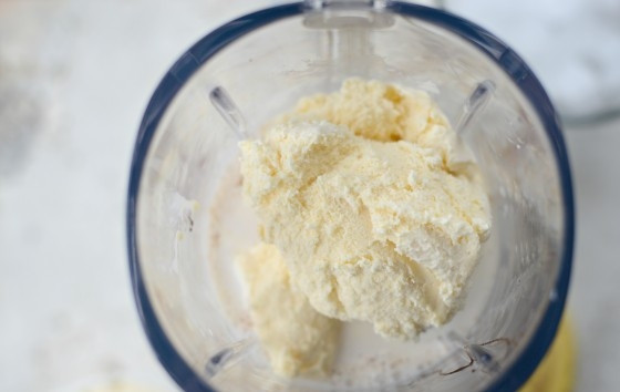 1. Этап. Банановый милкшейк: 2. Затем добавьте нарезанный банан и мороженое.