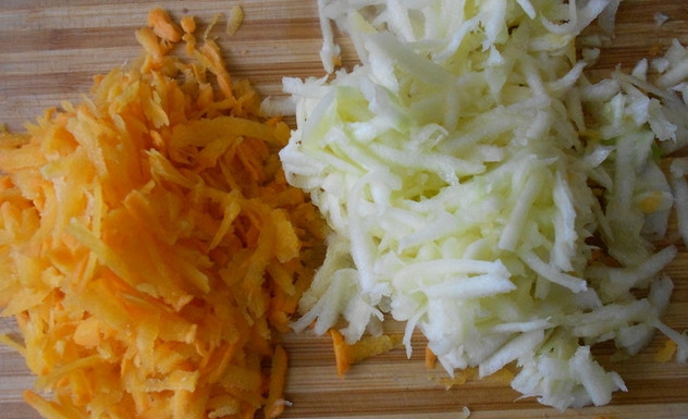 1. Этап. Гречневая каша: Овощи промываем и очищаем. Трем на терке кабачок и морковь. Чеснок очищаем.