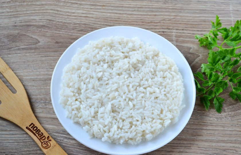 1. Этап. Салат с рисом и шпротами: На дно плоской тарелки выложите тонким слоем рис.