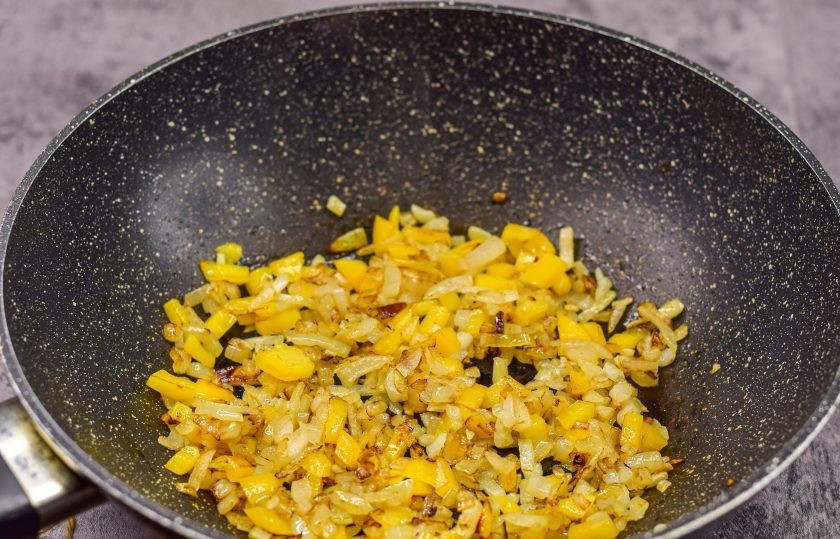 1. Этап. Гречка с соусом Болоньезе: В сковороде разогрейте масло, выложите лук и перец, жарьте 3-4 минуты.