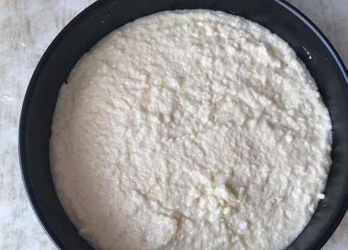 1. Этап. Итальянский манник на рикотте: Выливаем смесь в разьемную форму (у меня 26 см в диаметре), предварительно застеленную пергаментом, и ставим в разогретую до 180 градусов духовку на 1 час.