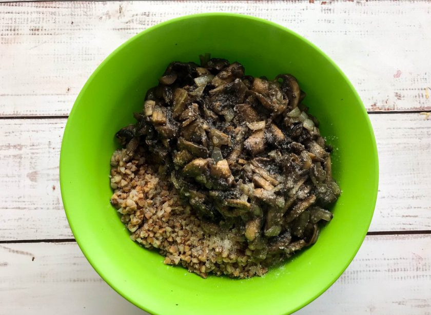 1. Этап. Тефтели из гречки с грибами: В глубокой тарелке соедините гречку с грибами, посолите и хорошо перемешайте.