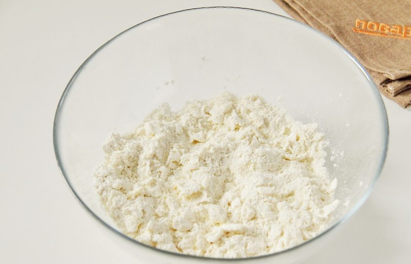 1. Этап. Французский пирог с кукурузой и помидорами: 2. Соедините муку и нарезанное кубиками масло. Перетрите муку с маслом до состояния крошки.