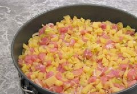 1. Этап. Мясной пирог на скорую руку: На слой теста выкладываем начинку, разравниваем.