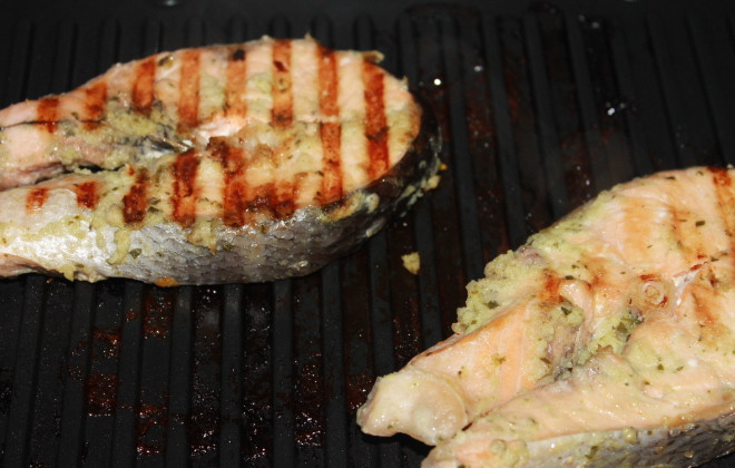 1. Этап. Имбирный лосось с манго-гриль и брусничным соусом: Обжарить на гриле стейки лосося по 4 минуты на 200 градусах с каждой стороны