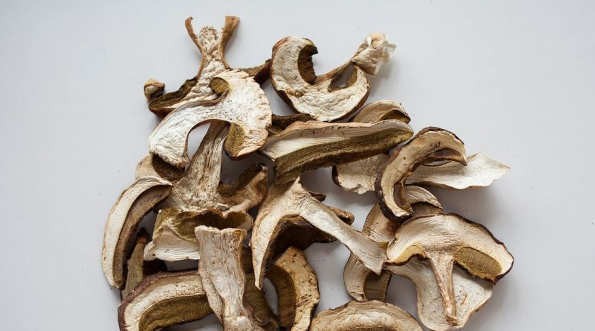 1. Этап. Суп бедного бедняка: Белый гриб у нас сушеный и нам необходимо растереть его в порошок. Используйте для этого ступу, скалку или стеклянную бутылку.