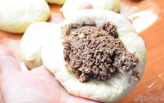 1. Этап. Пирожки, тающие во рту: 13. Выложите в центр лепешки начинку, аккуратно залепите края.