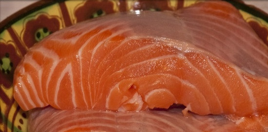 1. Этап. Суп из семги: Сейчас, освободим рыбу от костей и шкуры.