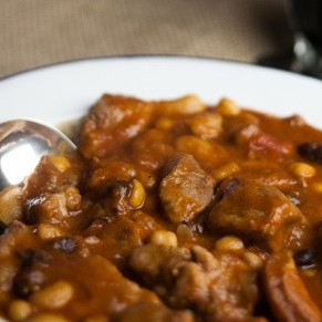 Свинина с фасолью и помидорами