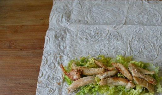 1. Этап. Завертон с индейкой и маринованными овощами: На пекинскую капусту кладём жареное или запечённое филе индейки.