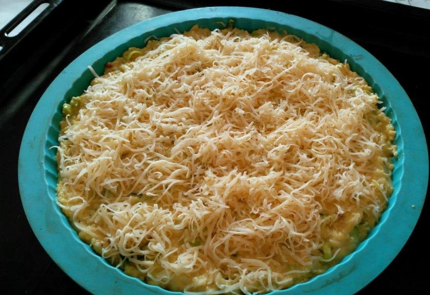 1. Этап. Кукурузно-сырная запеканка: Выложите полученную однородную массу в подготовленную форму, посыпьте сверху оставшимся сыром. Запекайте в разогретой до 190 градусов духовке в течение 30-35 минут.