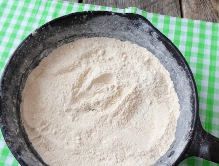 Гуляш из лосятины 1. Этап. Гуляш из лосятины: Муку обжарьте на сухой сковороде до легкого золотистого цвета.