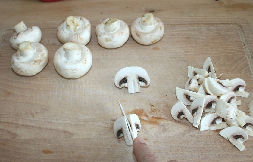 1. Этап. Курица с грибами в мультиварке: 3. Мясо добавляем к луку. Грибы моем, чистим, нарезаем, смешиваем с мясом. Хорошенько обжариваем.