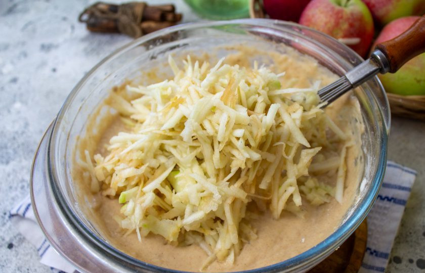 1. Этап. Яблочные вафли ПП: К тесту добавьте натертые яблоки.