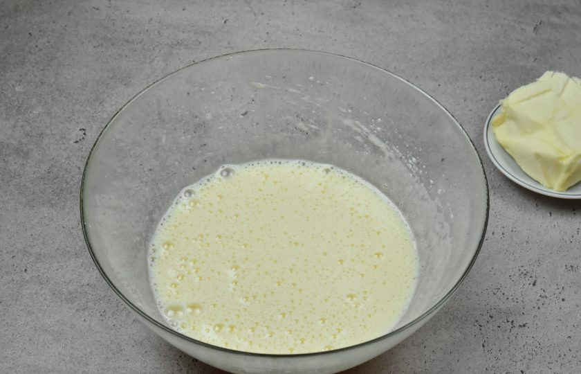 1. Этап. Александрийское тесто для куличей: Сливочное масло заранее достаньте из холодильника, нарежьте и добавьте в яичную смесь.