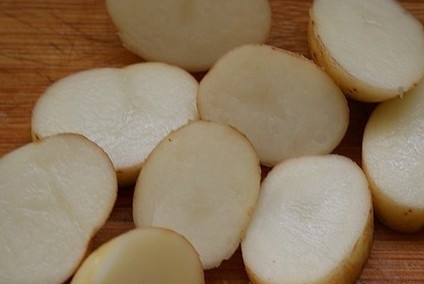 1. Этап. Картофель на гриле: Нарезать кружочками толщиной примерно 1 сантиметр. Сложить в кастрюлю, залить холодной водой и отварить полуготовности - буквально 5 минут. Затем воду слить, а картофелю дать хорошо обсохнуть на полотенце.