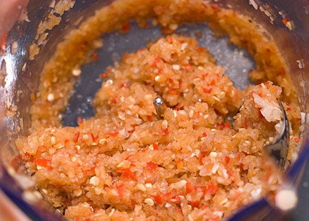 1. Этап. Жареная рыба с чили-пастой: 2. Измельчите овощи до однородности.