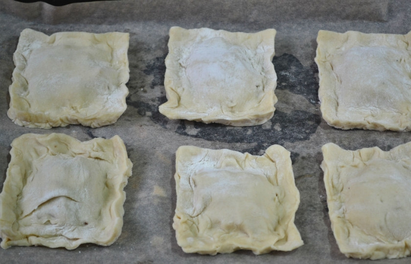 1. Этап. Слойка классическая: Сложите тесто и защепите края.