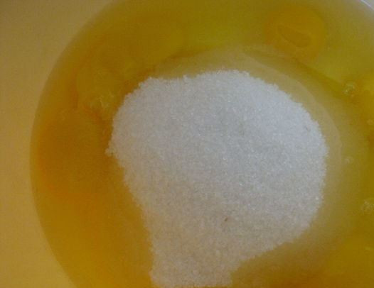 1. Этап. Торт Барбоскины: Засыпаем сахар и ванильный сахар.