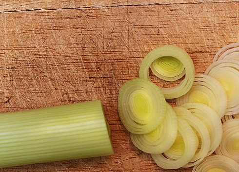 1. Этап. Фаршированные конкильони с курицей: Нарезаем лук-порей. Можно оставить его колечками, а можно порезать и помельче. Отправляем на сковороду с ложкой оливкового масла, пусть обжаривается.