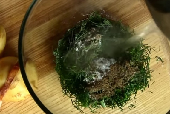 1. Этап. Картошка по-украински, запеченная в духовке: 5. Укроп мелко нарубите, добавьте соли, перца и залейте кипятком.