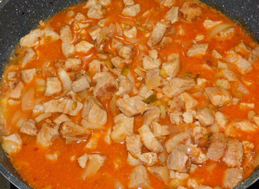 1. Этап. Свинина с маринованными огурцами, тушеная в горчичном соусе: Добавьте соус к мясу, а также соль и специи по вкусу. Тушите на слабом огне под крышкой минут 30.