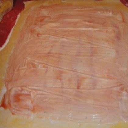 1. Этап. Мини пицца из слоеного теста: 4. Немного взбить яйцо и смазать им пласт теста по краям. Майонез и кетчуп перемешать и этой смесью хорошо намазать пласт теста по всей поверхности.