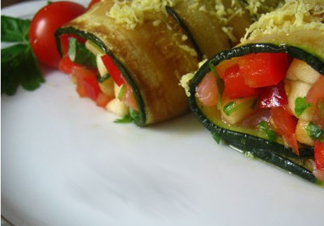 1. Этап. Кабачки с семгой: Кабачек скручиваем в длинный рулет. Присыпаем сыром сверху. Готово!