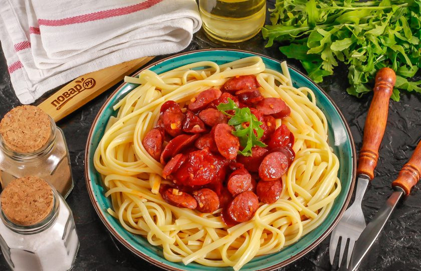 1. Этап. Макароны с охотничьими колбасками: Выложите отварные макароны в тарелку и дополните их ароматным соусом с копчеными колбасками. Подайте блюдо к столу горячим.