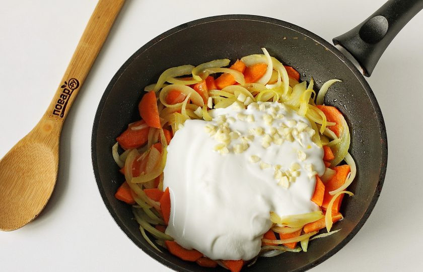 1. Этап. Кролик в соевом соусе в духовке: Добавьте сметану, измельченный ножом чеснок, соль по вкусу и потушите все вместе пару минут.