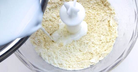 1. Этап. Быстрый пирог с бананами: 2. Взбейте до однородности, а затем добавьте теплое молоко.