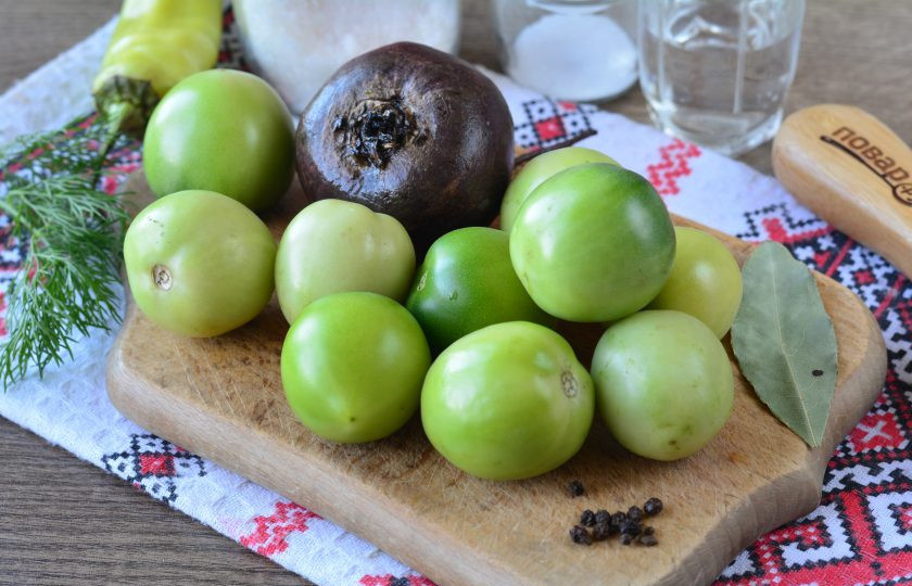 1. Этап. Зеленые помидоры со свеклой на зиму: Подготовьте все ингредиенты.