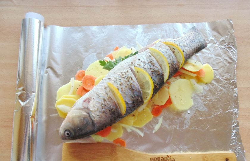 1. Этап. Белый амур в фольге в духовке: На овощи выложите белого амура.