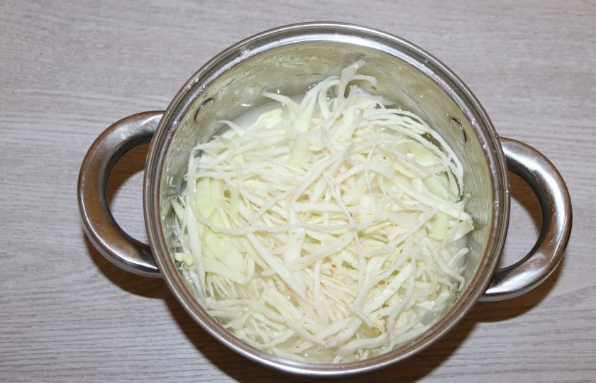 1. Этап. Капустный броуз: Залейте горячим бульоном.