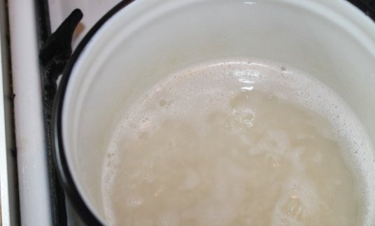 1. Этап. Салат с рисом и кукурузой: Отварим рис. Я варю рис для салата в большом количестве воды, а потом просто промываю рис.