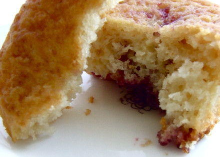 1. Этап. Маффины на кефире: 8. Вот такие аппетитные маффины на кефире в домашних условиях у вас получатся. Немного остудив, можно пробовать. Приятного аппетита!