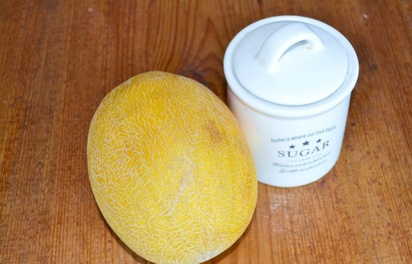 1. Этап. Цукаты из дыни: Дыню вымойте и обсушите.