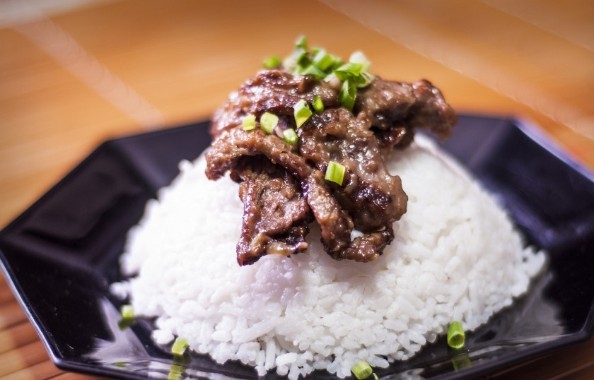 1. Этап. Говядина в медовом соусе: Пока говядина тушиться, сварите рис. Подавайте к столу, украсив зеленью. Приятного аппетита!